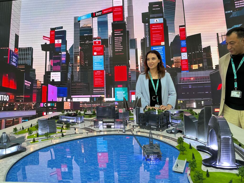نموذج لمدينة ذكية في المعرض الحضري خلال الدورة الثالثة عشرة للمنتدى الحضري العالمي في باكو، أذربيجان.